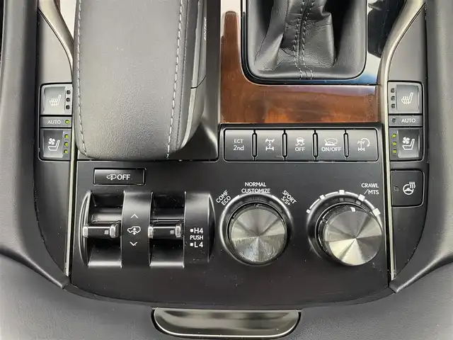 レクサス ＬＸ 570 愛知県 2017(平29)年 6.5万km ソニッククォーツ ムーンルーフ/４WD/リヤエンターテイメント/クールボックス/マークレビンソン/マルチテレインモニター/モデリスタエアロ（フロント、リア）/モデリスタマフラー/純正12.3インチナビ/アラウンドビューモニター/フルセグTV/Bluetooth/レクサスセーフティシステム/衝突被害軽減システム/ブラインドスポットモニター/レーンキープアシスト/コーナーセンサー/横滑り防止装置/クルーズコントロール/三眼LEDヘッドライト/LEDフォグランプ/ヘッドライトウォッシャー/電動リアゲート/ドライブレコーダー/ETC2.0/パワーシート/シートメモリー/エアシート/シートヒーター/ステアリングヒーター/車高調整スイッチ/スマートキー/純正AW/純正フロアマット