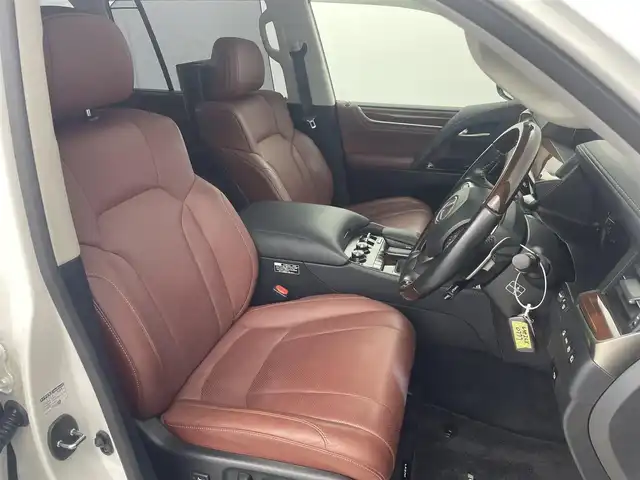 レクサス ＬＸ 570 愛知県 2017(平29)年 6.5万km ソニッククォーツ ムーンルーフ/４WD/リヤエンターテイメント/クールボックス/マークレビンソン/マルチテレインモニター/モデリスタエアロ（フロント、リア）/モデリスタマフラー/純正12.3インチナビ/アラウンドビューモニター/フルセグTV/Bluetooth/レクサスセーフティシステム/衝突被害軽減システム/ブラインドスポットモニター/レーンキープアシスト/コーナーセンサー/横滑り防止装置/クルーズコントロール/三眼LEDヘッドライト/LEDフォグランプ/ヘッドライトウォッシャー/電動リアゲート/ドライブレコーダー/ETC2.0/パワーシート/シートメモリー/エアシート/シートヒーター/ステアリングヒーター/車高調整スイッチ/スマートキー/純正AW/純正フロアマット