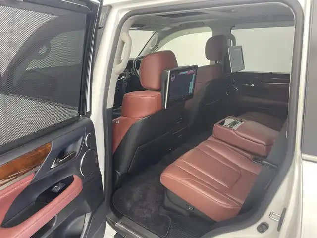 レクサス ＬＸ 570 愛知県 2017(平29)年 6.5万km ソニッククォーツ ムーンルーフ/４WD/リヤエンターテイメント/クールボックス/マークレビンソン/マルチテレインモニター/モデリスタエアロ（フロント、リア）/モデリスタマフラー/純正12.3インチナビ/アラウンドビューモニター/フルセグTV/Bluetooth/レクサスセーフティシステム/衝突被害軽減システム/ブラインドスポットモニター/レーンキープアシスト/コーナーセンサー/横滑り防止装置/クルーズコントロール/三眼LEDヘッドライト/LEDフォグランプ/ヘッドライトウォッシャー/電動リアゲート/ドライブレコーダー/ETC2.0/パワーシート/シートメモリー/エアシート/シートヒーター/ステアリングヒーター/車高調整スイッチ/スマートキー/純正AW/純正フロアマット