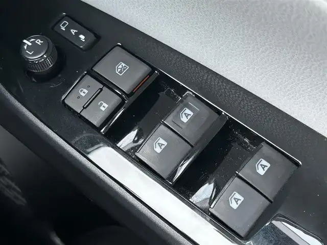 トヨタ プリウス A ツーリングセレクション 群馬県 2017(平29)年 3.4万km ホワイトパールクリスタルシャイン モデリスタエアロ/純正9型ナビ/CD・DVD・SD/BT・フルセグTV/バックカメラ/ビルトインETC/前後ドライブレコーダー/TRDアルミホイール/前席シートヒーター/クルーズコントロール/ヘッドアップディスプレイ/横滑り防止装置/レーンキープアシスト/衝突軽減ブレーキ/アイドリングストップ/取説・保証書/スマートキー×2