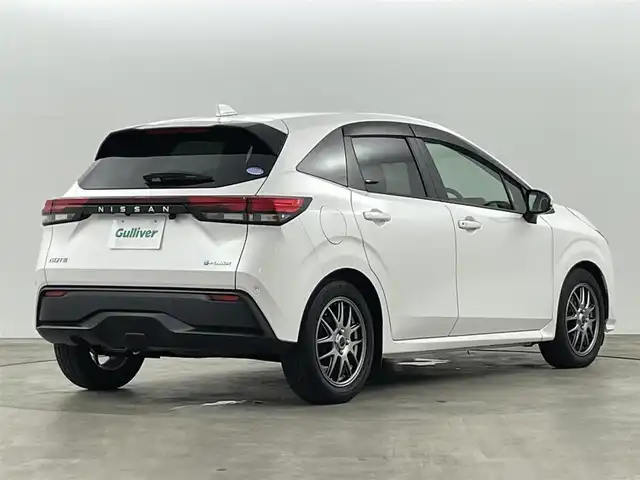 日産 ノート X 福島県 2021(令3)年 3.5万km ピュアホワイトパール 360°セーフティアシスト/・衝突被害軽減ブレーキ/・踏み間違い防止装置/・標識検知機能/・前方衝突予測警報/・車線逸脱警報装置/・電子パーキング/・オートブレーキホールド/・オートマチックハイビーム/純正9インチナビ/・フルセグTV/BT/SD/USB/iPod/AM/FM/・ETC/・バックカメラ/・純正ドライブレコーダー（前方）/革張ステアリング/・ステアリングリモコン/・ステアリングヒーター/プッシュスタート/・スマートキー/・スペアキー1本/電動格納ミラー/・ウィンカーミラー/HIDヘッドライト/・オートライト/寒冷地仕様/ドアバイザー/純正フロアマット/社外16インチAW