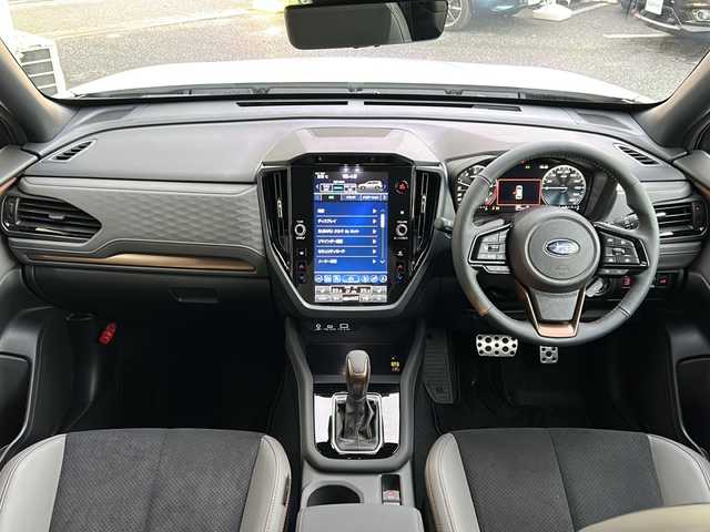 スバル フォレスター スポーツ EX 神奈川県 2025(令7)年 0.2万km クリスタルホワイトP 登録時1707km/ワンオーナー/ハーマンカードンサウンドシステム/11.6インチディスプレイ＋ナビゲーション/(USB/BT/フルセグTV/アップルカープレイ/アンドロイドオート)/全方位カメラ/アイサイト/レーダークルーズコントロール/パドルシフト/ハーフレザーシート/D/N席パワーシート(D席メモリー機能付)/D/N席シートヒーター/ステアリングヒーター/パワーバックドア/ルーフレール/置くだけ充電/デジタルインナーミラー/ビルトインETC2.0/前後ドライブレコーダー/スペアキー×1/保証書/取扱説明書