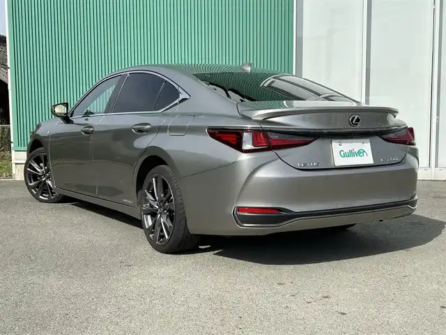 レクサス ＥＳ 300h Fスポーツ 福岡県 2019(平31)年 6万km ソニックチタニウム サンルーフ/純正ナビ（BT/フルセグ/AM/FM/DISC/AUX)/Bカメラ/レーダークルーズコントロール/LEDヘッドライト/オートマチックハイビーム/オートライト/HUD/レザーシート/DN席パワーシート/シートメモリー/DN席エアシート/DN席シートヒーター/ステアリングヒーター/チルトステアリング/純正19インチAW/デジタルインナーミラー/電動リアサンシェード/ISOFIX/BSM/横滑り防止装置/コーナーセンサー/レーンキープアシスト/盗難防止装置/衝突被害軽減システム/スマートキー/ETC2.0