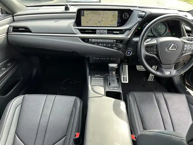 レクサス ＥＳ 300h Fスポーツ 福岡県 2019(平31)年 6万km ソニックチタニウム サンルーフ/純正ナビ（BT/フルセグ/AM/FM/DISC/AUX)/Bカメラ/レーダークルーズコントロール/LEDヘッドライト/オートマチックハイビーム/オートライト/HUD/レザーシート/DN席パワーシート/シートメモリー/DN席エアシート/DN席シートヒーター/ステアリングヒーター/チルトステアリング/純正19インチAW/デジタルインナーミラー/電動リアサンシェード/ISOFIX/BSM/横滑り防止装置/コーナーセンサー/レーンキープアシスト/盗難防止装置/衝突被害軽減システム/スマートキー/ETC2.0