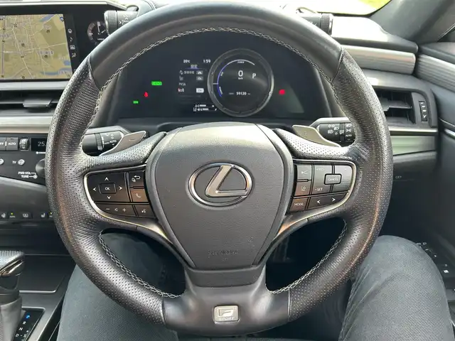 レクサス ＥＳ 300h Fスポーツ 福岡県 2019(平31)年 6万km ソニックチタニウム サンルーフ/純正ナビ（BT/フルセグ/AM/FM/DISC/AUX)/Bカメラ/レーダークルーズコントロール/LEDヘッドライト/オートマチックハイビーム/オートライト/HUD/レザーシート/DN席パワーシート/シートメモリー/DN席エアシート/DN席シートヒーター/ステアリングヒーター/チルトステアリング/純正19インチAW/デジタルインナーミラー/電動リアサンシェード/ISOFIX/BSM/横滑り防止装置/コーナーセンサー/レーンキープアシスト/盗難防止装置/衝突被害軽減システム/スマートキー/ETC2.0