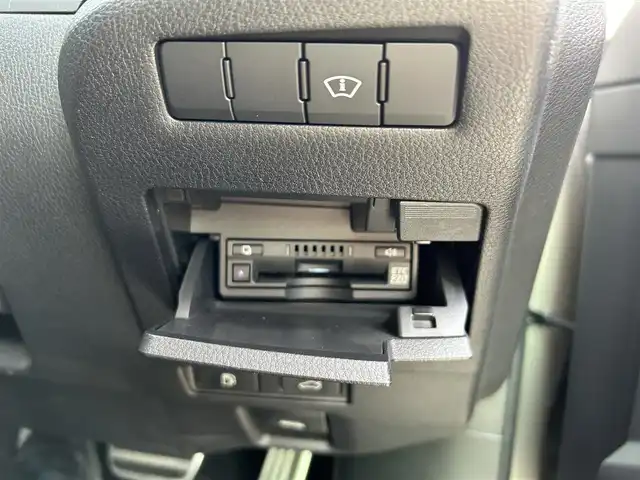 レクサス ＥＳ 300h Fスポーツ 福岡県 2019(平31)年 6万km ソニックチタニウム サンルーフ/純正ナビ（BT/フルセグ/AM/FM/DISC/AUX)/Bカメラ/レーダークルーズコントロール/LEDヘッドライト/オートマチックハイビーム/オートライト/HUD/レザーシート/DN席パワーシート/シートメモリー/DN席エアシート/DN席シートヒーター/ステアリングヒーター/チルトステアリング/純正19インチAW/デジタルインナーミラー/電動リアサンシェード/ISOFIX/BSM/横滑り防止装置/コーナーセンサー/レーンキープアシスト/盗難防止装置/衝突被害軽減システム/スマートキー/ETC2.0