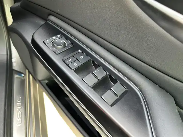 レクサス ＥＳ 300h Fスポーツ 福岡県 2019(平31)年 6万km ソニックチタニウム サンルーフ/純正ナビ（BT/フルセグ/AM/FM/DISC/AUX)/Bカメラ/レーダークルーズコントロール/LEDヘッドライト/オートマチックハイビーム/オートライト/HUD/レザーシート/DN席パワーシート/シートメモリー/DN席エアシート/DN席シートヒーター/ステアリングヒーター/チルトステアリング/純正19インチAW/デジタルインナーミラー/電動リアサンシェード/ISOFIX/BSM/横滑り防止装置/コーナーセンサー/レーンキープアシスト/盗難防止装置/衝突被害軽減システム/スマートキー/ETC2.0