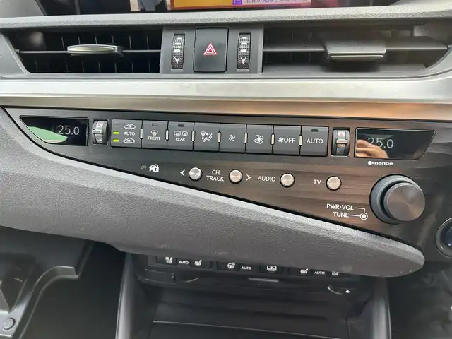 レクサス ＥＳ 300h Fスポーツ 福岡県 2019(平31)年 6万km ソニックチタニウム サンルーフ/純正ナビ（BT/フルセグ/AM/FM/DISC/AUX)/Bカメラ/レーダークルーズコントロール/LEDヘッドライト/オートマチックハイビーム/オートライト/HUD/レザーシート/DN席パワーシート/シートメモリー/DN席エアシート/DN席シートヒーター/ステアリングヒーター/チルトステアリング/純正19インチAW/デジタルインナーミラー/電動リアサンシェード/ISOFIX/BSM/横滑り防止装置/コーナーセンサー/レーンキープアシスト/盗難防止装置/衝突被害軽減システム/スマートキー/ETC2.0