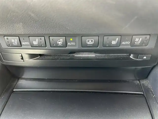 レクサス ＥＳ 300h Fスポーツ 福岡県 2019(平31)年 6万km ソニックチタニウム サンルーフ/純正ナビ（BT/フルセグ/AM/FM/DISC/AUX)/Bカメラ/レーダークルーズコントロール/LEDヘッドライト/オートマチックハイビーム/オートライト/HUD/レザーシート/DN席パワーシート/シートメモリー/DN席エアシート/DN席シートヒーター/ステアリングヒーター/チルトステアリング/純正19インチAW/デジタルインナーミラー/電動リアサンシェード/ISOFIX/BSM/横滑り防止装置/コーナーセンサー/レーンキープアシスト/盗難防止装置/衝突被害軽減システム/スマートキー/ETC2.0