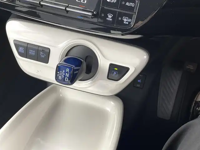 トヨタ プリウス A ツーリングセレクション 福井県 2016(平28)年 5.4万km ホワイトパールクリスタルシャイン 純正ナビ/CD/DVD/AM/FM/フルセグ/Bluetooth/シートヒーター/ヘッドアップディスプレイ/ブラインドスポットモニター/オートライト/オートマチックハイビーム/パーキングアシスト/レーンキープアシスト/クルーズコントロール/バックカメラ/ビルトインETC/純正ドラレコ/フォグランプ