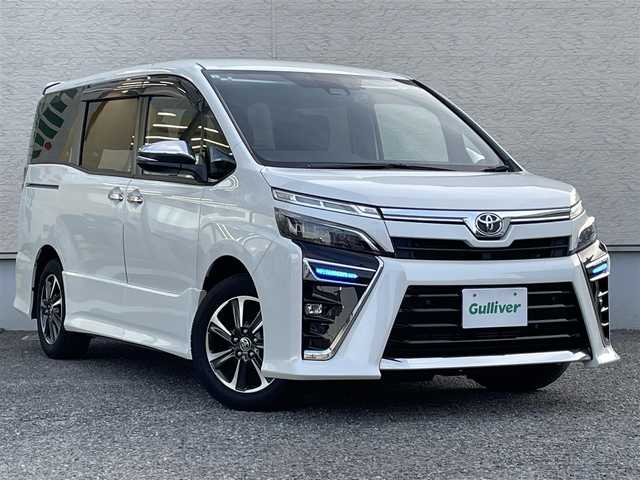トヨタ ヴォクシー ZS 煌Ⅲ 大阪府 2021(令3)年 1.3万km ホワイトパールクリスタルシャイン モデリスタシグネイチャーイルミブレード/ワンオーナー/純正10インチナビ（NSZN-Z68T）/純正12.1インチフリップダウンモニター　（V12T-R68C）/BT/CD/DVD/SD/フルセグTV/TVキット有/前後ドライブレコーダー（TZ-D205W）/バックカメラ/純正ビルトインETC/両側パワースライドドア/プリクラッシュ/レーンキープアシスト/オートハイビーム/LEDヘッドライト/LEDフロントフォグ/クルーズコントロール/革巻ステアリング/ステアリングスイッチ/前後コーナーセンサー/スマートキー×２/プッシュスタート/ハーフレザーシート/黒革調シートカバー/純正フロアマット/ドアバイザー/取扱説明書/保証書