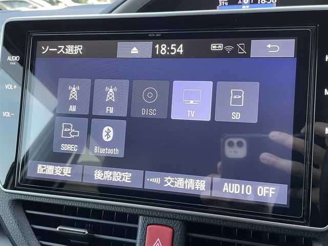 トヨタ ヴォクシー ZS 煌Ⅲ 大阪府 2021(令3)年 1.3万km ホワイトパールクリスタルシャイン モデリスタシグネイチャーイルミブレード/ワンオーナー/純正10インチナビ（NSZN-Z68T）/純正12.1インチフリップダウンモニター　（V12T-R68C）/BT/CD/DVD/SD/フルセグTV/TVキット有/前後ドライブレコーダー（TZ-D205W）/バックカメラ/純正ビルトインETC/両側パワースライドドア/プリクラッシュ/レーンキープアシスト/オートハイビーム/LEDヘッドライト/LEDフロントフォグ/クルーズコントロール/革巻ステアリング/ステアリングスイッチ/前後コーナーセンサー/スマートキー×２/プッシュスタート/ハーフレザーシート/黒革調シートカバー/純正フロアマット/ドアバイザー/取扱説明書/保証書