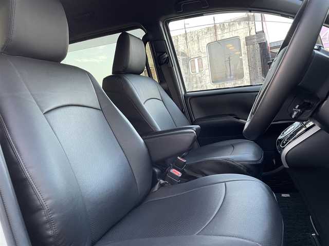 トヨタ ヴォクシー ZS 煌Ⅲ 大阪府 2021(令3)年 1.3万km ホワイトパールクリスタルシャイン モデリスタシグネイチャーイルミブレード/ワンオーナー/純正10インチナビ（NSZN-Z68T）/純正12.1インチフリップダウンモニター　（V12T-R68C）/BT/CD/DVD/SD/フルセグTV/TVキット有/前後ドライブレコーダー（TZ-D205W）/バックカメラ/純正ビルトインETC/両側パワースライドドア/プリクラッシュ/レーンキープアシスト/オートハイビーム/LEDヘッドライト/LEDフロントフォグ/クルーズコントロール/革巻ステアリング/ステアリングスイッチ/前後コーナーセンサー/スマートキー×２/プッシュスタート/ハーフレザーシート/黒革調シートカバー/純正フロアマット/ドアバイザー/取扱説明書/保証書