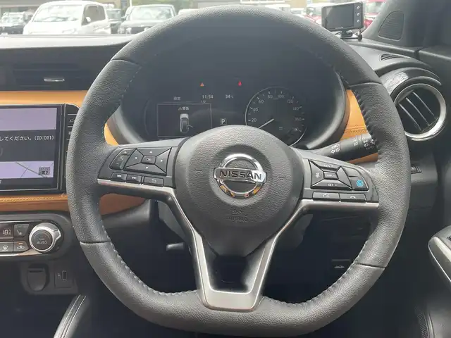 日産 キックス X ツートーンインテリアED 熊本県 2020(令2)年 5.4万km プレミアムホライズンオレンジ/ピュアブラック 2トーン 純正ナビ/・AM/FM/CD/DVD/USB/iPod/BT/・フルセグTV/全周囲カメラ/・バック/サイド/フロント/車線逸脱警報/車線逸脱防止支援システム/ハイビームアシスト/エマージェンシーブレーキ/ふらつき警報/プロパイロット/インテリジェントクルーズコントロール/前後コーナーセンサー/革巻きステアリング/・ステアリングリモコン/・ステアリングヒーター/インテリジェントルームミラー/純正ドライブレコーダー（前後）/電動格納ミラー/・ウィンカーミラー/レザーシート/・D/N席シートヒーター/オートライト/・LEDライト/・フォグランプ/・ヘッドライトレベライザー/電動サイドブレーキ/・オートホールドボタン/ルーフレール/ドアバイザー/純正アルミホイール/純正フロアマット/スマートキー/・スペアキー