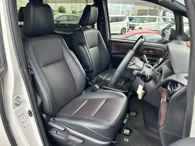 トヨタ エスクァイア Gi 奈良県 2018(平30)年 5万km ホワイトパールクリスタルシャイン 純正SDナビ　/フルセグ　/DVD　/Bluetooth　/バックカメラ　/ETC　/前後ドライブレコーダー　/クルーズコントロール　/両側パワースライドドア　/TRDフルエアロ　/純正アルミホイール　/純正フロアマット/衝突被害軽減ブレーキ/横滑り防止装置/車線逸脱警報/オートLEDライト/オートハイビーム