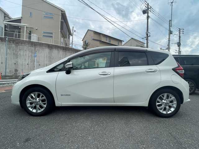 日産 ノート e－パワー X 福岡県 2018(平30)年 8.2万km ブリリアントホワイトパール (株)IDOMが運営する【じしゃロン八幡西店】の自社ローン専用車両になります。こちらは現金またはオートローンご利用時の価格です。自社ローンご希望の方は別途その旨お申付け下さい/・純正ナビ（MJ118D-W)/・Bluetooth/TV/・衝突被害軽減システム/・車線逸脱防止支援システム/・ウィンカーミラー/・プッシュスタート/・スマートキー/・純正フロアマット/・純正ホイール