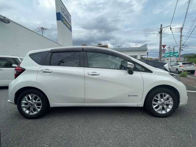 日産 ノート e－パワー X 福岡県 2018(平30)年 8.2万km ブリリアントホワイトパール (株)IDOMが運営する【じしゃロン八幡西店】の自社ローン専用車両になります。こちらは現金またはオートローンご利用時の価格です。自社ローンご希望の方は別途その旨お申付け下さい/・純正ナビ（MJ118D-W)/・Bluetooth/TV/・衝突被害軽減システム/・車線逸脱防止支援システム/・ウィンカーミラー/・プッシュスタート/・スマートキー/・純正フロアマット/・純正ホイール