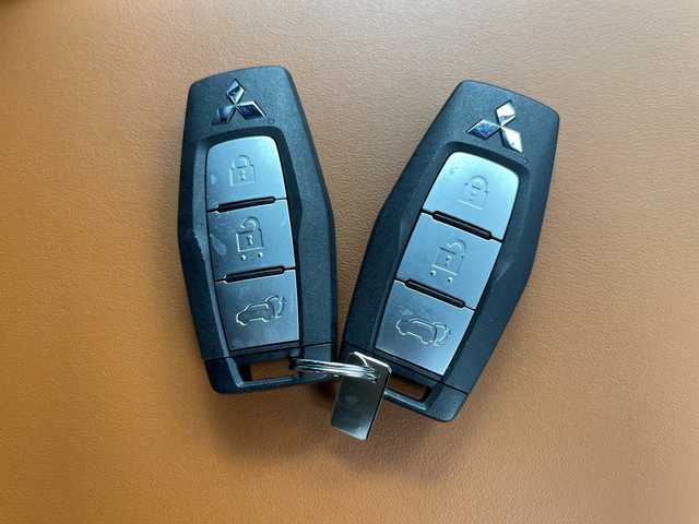 三菱 アウトランダー ＰＨＥＶ P 道央・札幌 2022(令4)年 5万km パールⅡ ・４WD/e-Assist/マイパイロット/・レーダークルーズコントロールシステム/・衝突被害軽減ブレーキシステム/・レーンチェンジアシスト機能付/・純正12.3インチディスプレイモニター/・Bluetooth/USB/フルセグ//・360度ビューモニター/バックカメラ /・レザーシートD.N/パワーシート/・D.N.２列目シートヒーター/ステアリングヒーター/・パワーバックドア /・ヘッドアップディスプレイ/・AC100V1500W/置くだけ充電/・社外ドライブレコーダー/・LEDオートライト/オートハイビーム/・ビルトインETC