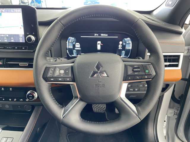 三菱 アウトランダー ＰＨＥＶ P 道央・札幌 2022(令4)年 5万km パールⅡ ・４WD/e-Assist/マイパイロット/・レーダークルーズコントロールシステム/・衝突被害軽減ブレーキシステム/・レーンチェンジアシスト機能付/・純正12.3インチディスプレイモニター/・Bluetooth/USB/フルセグ//・360度ビューモニター/バックカメラ /・レザーシートD.N/パワーシート/・D.N.２列目シートヒーター/ステアリングヒーター/・パワーバックドア /・ヘッドアップディスプレイ/・AC100V1500W/置くだけ充電/・社外ドライブレコーダー/・LEDオートライト/オートハイビーム/・ビルトインETC