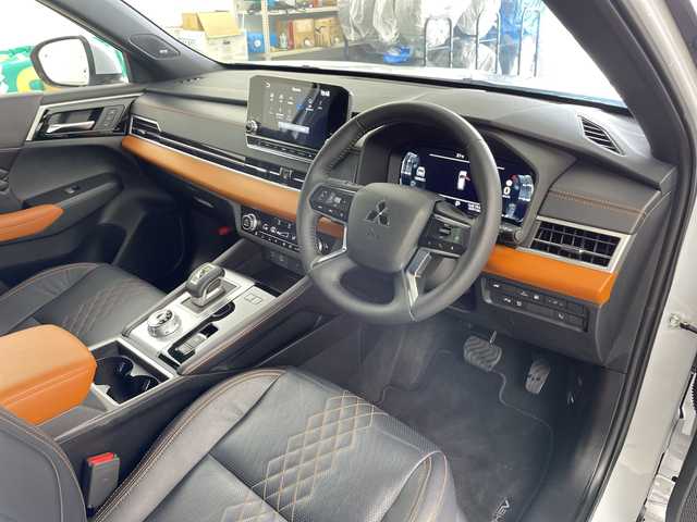 三菱 アウトランダー ＰＨＥＶ P 道央・札幌 2022(令4)年 5万km パールⅡ ・４WD/e-Assist/マイパイロット/・レーダークルーズコントロールシステム/・衝突被害軽減ブレーキシステム/・レーンチェンジアシスト機能付/・純正12.3インチディスプレイモニター/・Bluetooth/USB/フルセグ//・360度ビューモニター/バックカメラ /・レザーシートD.N/パワーシート/・D.N.２列目シートヒーター/ステアリングヒーター/・パワーバックドア /・ヘッドアップディスプレイ/・AC100V1500W/置くだけ充電/・社外ドライブレコーダー/・LEDオートライト/オートハイビーム/・ビルトインETC