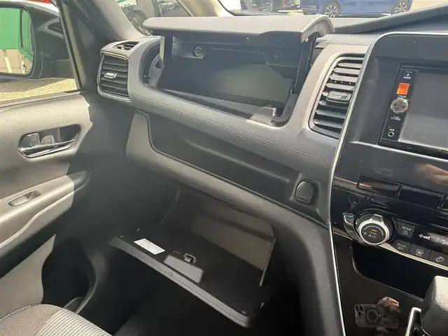 日産 セレナ ハイウェイスター V 千葉県 2020(令2)年 3.9万km ダイヤモンドブラック 純正SDナビ（AM/FM/CD/DVD/Bluetooth）/フルセグTV/インテリジェントルームミラー/アラウンドビューモニター/ブラインドスポットモニター/エマージェンシーブレーキ/プロパイロット/両側パワースライドドア/前後ドライブレコーダー/純正アルミホイール/純正フロアマット/LEDヘッドライト