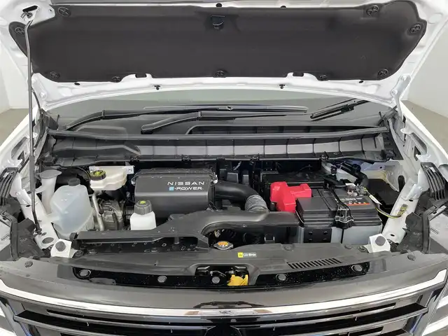 日産 セレナ e－パワー ハイウェイスター V 大分県 2025(令7)年 0.3万km プリズムホワイト フロントバンパーイルミネーション/ルーフスポイラー/AWINスポイラー(F/S/R)/プロパイロット搭載/アラウンドビューモニター/純正12.3インチナビ/・フルセグTV、HDMI、USB、AM/FM/・AppleCarPlay、AndroidAuto/ステアリングスイッチ/後席フリップダウンモニター/デジタルインナーミラー(ドラレコ機能付)/両側パワースライドドア/電動パーキングブレーキ/オートホールド機能/ETC2.0/オートリトラミラー/オートライト/LEDヘッドライト/純正アルミホイール/コーナーセンサー/保証書、取扱説明書、スペアキー有り