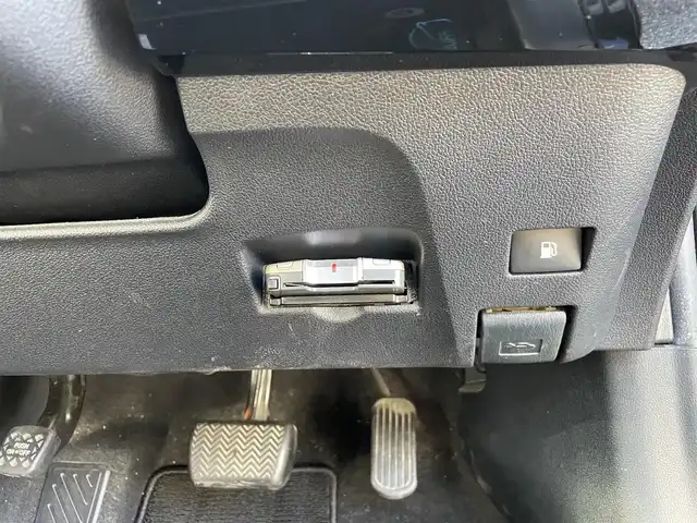 トヨタ プリウス A ツーリングセレクション 愛知県 2016(平28)年 8.9万km アティチュードブラックマイカ トヨタセーフティセンス　/レーダークルーズコントロール　/パーキングアシスト　/合皮シート　/アルパイン製９インチナビ　/バックカメラ　/ヘッドアップディスプレイ　/ＥＴＣ　/ＬＥＤヘッドライト/プッシュスタート/スマートキー