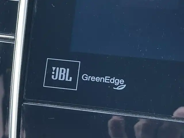 トヨタ ハリアー プレミアム 愛媛県 2016(平28)年 8.8万km ホワイトパールクリスタルシャイン メーカーオプションナビ/ＪＢＬサウンドシステム/・CD/DVD/Blu-ray/・フルセグTV/Bluetooth/SD/バックカメラ/モデリスタエアロ/・フロントスポイラー/・サイドスポイラー/・リアアンダースポイラー/・マフラー/革シート/・D席パワーシート/パワーバックドア/クルーズコントロール/レーンキープアシスト/ETC/純正アルミホイール/LEDオートライト/・オートハイビーム/取扱説明書/保証書