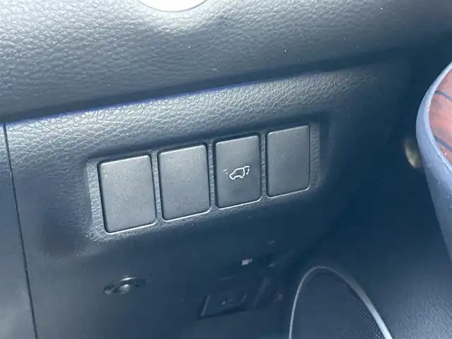 トヨタ ハリアー プレミアム 愛媛県 2016(平28)年 8.8万km ホワイトパールクリスタルシャイン メーカーオプションナビ/ＪＢＬサウンドシステム/・CD/DVD/Blu-ray/・フルセグTV/Bluetooth/SD/バックカメラ/モデリスタエアロ/・フロントスポイラー/・サイドスポイラー/・リアアンダースポイラー/・マフラー/革シート/・D席パワーシート/パワーバックドア/クルーズコントロール/レーンキープアシスト/ETC/純正アルミホイール/LEDオートライト/・オートハイビーム/取扱説明書/保証書