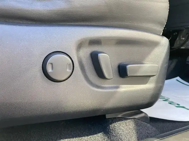 トヨタ ハリアー プレミアム 愛媛県 2016(平28)年 8.8万km ホワイトパールクリスタルシャイン メーカーオプションナビ/ＪＢＬサウンドシステム/・CD/DVD/Blu-ray/・フルセグTV/Bluetooth/SD/バックカメラ/モデリスタエアロ/・フロントスポイラー/・サイドスポイラー/・リアアンダースポイラー/・マフラー/革シート/・D席パワーシート/パワーバックドア/クルーズコントロール/レーンキープアシスト/ETC/純正アルミホイール/LEDオートライト/・オートハイビーム/取扱説明書/保証書