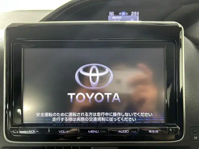 トヨタ エスクァイア Xi ウェルジョイン 佐賀県 2015(平27)年 2.1万km ホワイトパールクリスタルシャイン 福祉車両スローパー/純正9インチナビ/バックカメラ/フルセグテレビ/CD/DVD/BT/SD/FM.AM/後席フリップダウンモニター/両側パワースライドドア/プッシュスタート/コーナーセンサー/プリクラッシュセーフティ/レーンディパーチャーアラート/オートハイビーム/純正15インチアルミホイール/スマートキー×2/保証書/取扱説明書