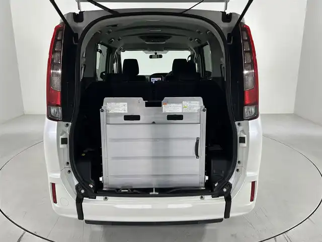 トヨタ エスクァイア Xi ウェルジョイン 佐賀県 2015(平27)年 2.1万km ホワイトパールクリスタルシャイン 福祉車両スローパー/純正9インチナビ/バックカメラ/フルセグテレビ/CD/DVD/BT/SD/FM.AM/後席フリップダウンモニター/両側パワースライドドア/プッシュスタート/コーナーセンサー/プリクラッシュセーフティ/レーンディパーチャーアラート/オートハイビーム/純正15インチアルミホイール/スマートキー×2/保証書/取扱説明書