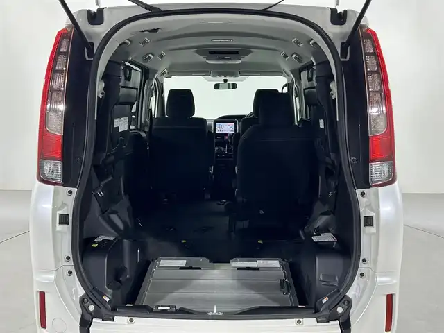 トヨタ エスクァイア Xi ウェルジョイン 佐賀県 2015(平27)年 2.1万km ホワイトパールクリスタルシャイン 福祉車両スローパー/純正9インチナビ/バックカメラ/フルセグテレビ/CD/DVD/BT/SD/FM.AM/後席フリップダウンモニター/両側パワースライドドア/プッシュスタート/コーナーセンサー/プリクラッシュセーフティ/レーンディパーチャーアラート/オートハイビーム/純正15インチアルミホイール/スマートキー×2/保証書/取扱説明書