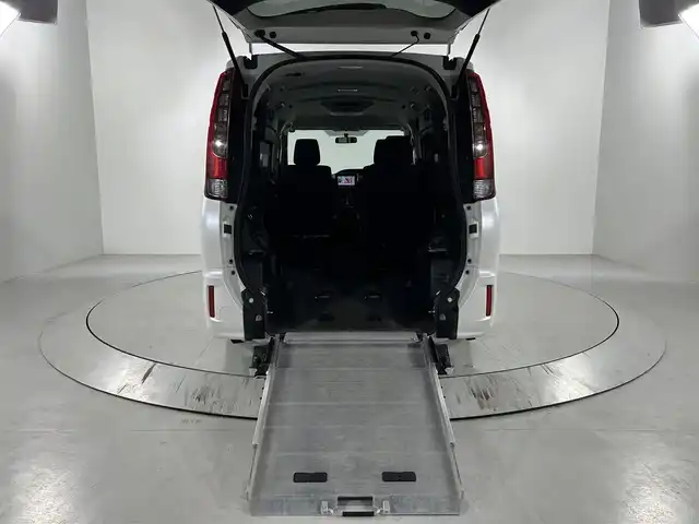 トヨタ エスクァイア Xi ウェルジョイン 佐賀県 2015(平27)年 2.1万km ホワイトパールクリスタルシャイン 福祉車両スローパー/純正9インチナビ/バックカメラ/フルセグテレビ/CD/DVD/BT/SD/FM.AM/後席フリップダウンモニター/両側パワースライドドア/プッシュスタート/コーナーセンサー/プリクラッシュセーフティ/レーンディパーチャーアラート/オートハイビーム/純正15インチアルミホイール/スマートキー×2/保証書/取扱説明書