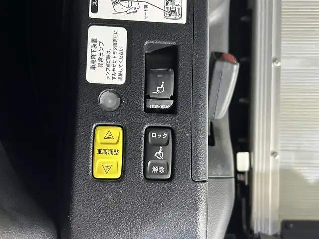 トヨタ エスクァイア Xi ウェルジョイン 佐賀県 2015(平27)年 2.1万km ホワイトパールクリスタルシャイン 福祉車両スローパー/純正9インチナビ/バックカメラ/フルセグテレビ/CD/DVD/BT/SD/FM.AM/後席フリップダウンモニター/両側パワースライドドア/プッシュスタート/コーナーセンサー/プリクラッシュセーフティ/レーンディパーチャーアラート/オートハイビーム/純正15インチアルミホイール/スマートキー×2/保証書/取扱説明書