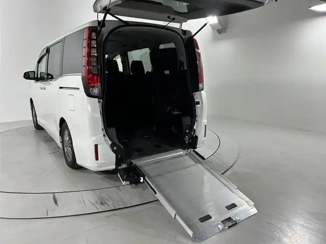 トヨタ エスクァイア Xi ウェルジョイン 佐賀県 2015(平27)年 2.1万km ホワイトパールクリスタルシャイン 福祉車両スローパー/純正9インチナビ/バックカメラ/フルセグテレビ/CD/DVD/BT/SD/FM.AM/後席フリップダウンモニター/両側パワースライドドア/プッシュスタート/コーナーセンサー/プリクラッシュセーフティ/レーンディパーチャーアラート/オートハイビーム/純正15インチアルミホイール/スマートキー×2/保証書/取扱説明書