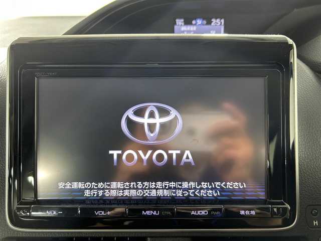 トヨタ エスクァイア Xi ウェルジョイン 佐賀県 2015(平27)年 2.1万km ホワイトパールクリスタルシャイン 福祉車両スローパー/純正9インチナビ/バックカメラ/フルセグテレビ/CD/DVD/BT/SD/FM.AM/後席フリップダウンモニター/両側パワースライドドア/プッシュスタート/コーナーセンサー/プリクラッシュセーフティ/レーンディパーチャーアラート/オートハイビーム/純正15インチアルミホイール/スマートキー×2/保証書/取扱説明書