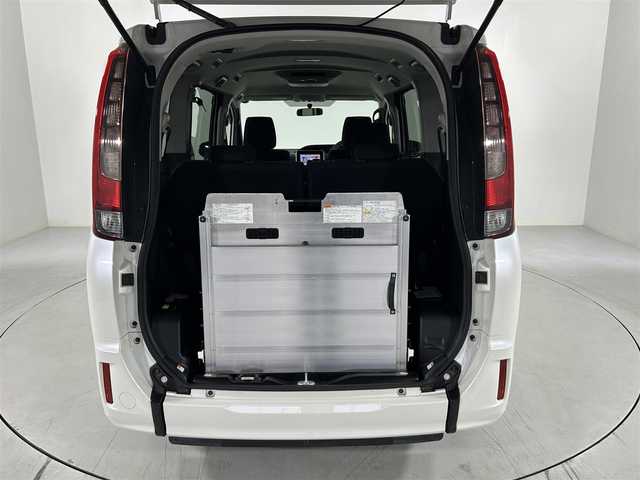 トヨタ エスクァイア Xi ウェルジョイン 佐賀県 2015(平27)年 2.1万km ホワイトパールクリスタルシャイン 福祉車両スローパー/純正9インチナビ/バックカメラ/フルセグテレビ/CD/DVD/BT/SD/FM.AM/後席フリップダウンモニター/両側パワースライドドア/プッシュスタート/コーナーセンサー/プリクラッシュセーフティ/レーンディパーチャーアラート/オートハイビーム/純正15インチアルミホイール/スマートキー×2/保証書/取扱説明書