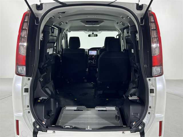 トヨタ エスクァイア Xi ウェルジョイン 佐賀県 2015(平27)年 2.1万km ホワイトパールクリスタルシャイン 福祉車両スローパー/純正9インチナビ/バックカメラ/フルセグテレビ/CD/DVD/BT/SD/FM.AM/後席フリップダウンモニター/両側パワースライドドア/プッシュスタート/コーナーセンサー/プリクラッシュセーフティ/レーンディパーチャーアラート/オートハイビーム/純正15インチアルミホイール/スマートキー×2/保証書/取扱説明書