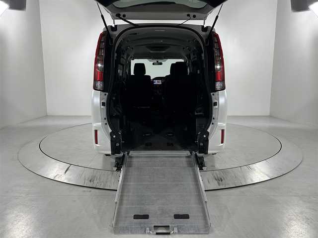 トヨタ エスクァイア Xi ウェルジョイン 佐賀県 2015(平27)年 2.1万km ホワイトパールクリスタルシャイン 福祉車両スローパー/純正9インチナビ/バックカメラ/フルセグテレビ/CD/DVD/BT/SD/FM.AM/後席フリップダウンモニター/両側パワースライドドア/プッシュスタート/コーナーセンサー/プリクラッシュセーフティ/レーンディパーチャーアラート/オートハイビーム/純正15インチアルミホイール/スマートキー×2/保証書/取扱説明書