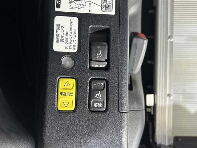 トヨタ エスクァイア Xi ウェルジョイン 佐賀県 2015(平27)年 2.1万km ホワイトパールクリスタルシャイン 福祉車両スローパー/純正9インチナビ/バックカメラ/フルセグテレビ/CD/DVD/BT/SD/FM.AM/後席フリップダウンモニター/両側パワースライドドア/プッシュスタート/コーナーセンサー/プリクラッシュセーフティ/レーンディパーチャーアラート/オートハイビーム/純正15インチアルミホイール/スマートキー×2/保証書/取扱説明書