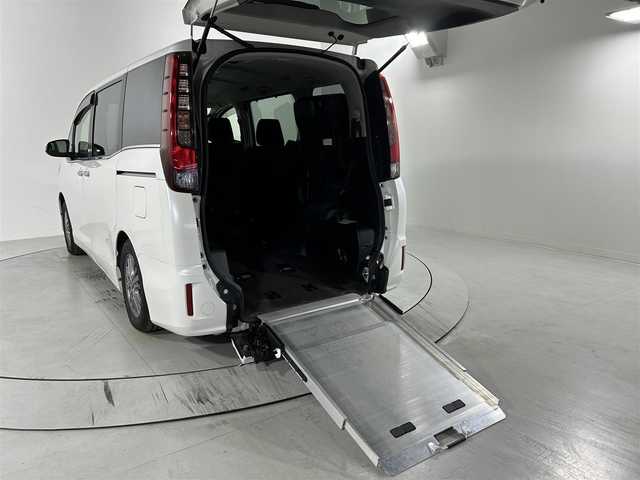 トヨタ エスクァイア Xi ウェルジョイン 佐賀県 2015(平27)年 2.1万km ホワイトパールクリスタルシャイン 福祉車両スローパー/純正9インチナビ/バックカメラ/フルセグテレビ/CD/DVD/BT/SD/FM.AM/後席フリップダウンモニター/両側パワースライドドア/プッシュスタート/コーナーセンサー/プリクラッシュセーフティ/レーンディパーチャーアラート/オートハイビーム/純正15インチアルミホイール/スマートキー×2/保証書/取扱説明書