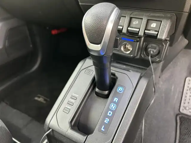 スズキ ジムニー シエラ JC 新潟県 2023(令5)年 2.2万km ブルーイッシュブラックパール3 衝突軽減/純正ナビ/(AM/FM/CD/DVD/BT/フルセグ)/バックカメラ/ETC/クルーズコントロール/アイドリングストップ/シートヒーター/革巻きステアリング/ステアリングスイッチ/AUTOライト/LEDヘッドライト/フォグランプ/横滑り防止/プッシュスタート/スマートキー