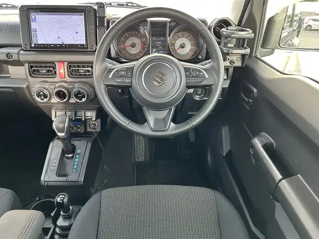 スズキ ジムニー シエラ JC 新潟県 2023(令5)年 2.2万km ブルーイッシュブラックパール3 衝突軽減/純正ナビ/(AM/FM/CD/DVD/BT/フルセグ)/バックカメラ/ETC/クルーズコントロール/アイドリングストップ/シートヒーター/革巻きステアリング/ステアリングスイッチ/AUTOライト/LEDヘッドライト/フォグランプ/横滑り防止/プッシュスタート/スマートキー