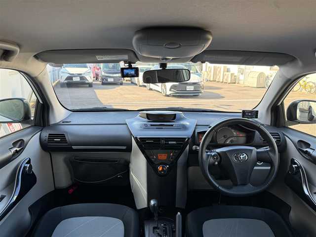 トヨタ ｉＱ 100G 愛知県 2012(平24)年 4.5万km ホワイトパールクリスタルシャイン /純正オーディオ//AM/FM/CD/AUX//ETC//オートヘッドライト//レーダー探知機//ドライブレコーダー//純正リムーバブルシェルフ//オートリトラクタブルウィンカーミラー//リバース連動ドアミラー//ステアリングスイッチ//エコモード//ISOFIX//取扱説明書//保証書//スペアキー