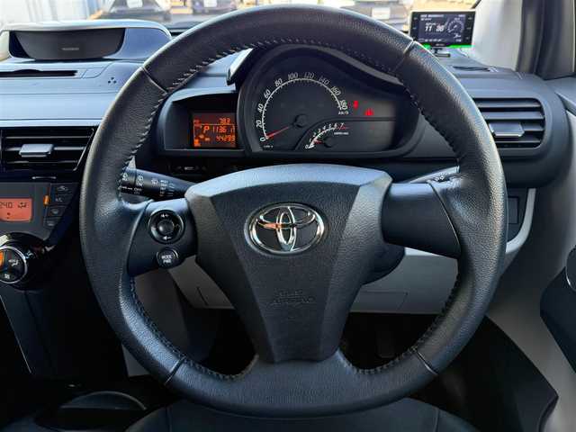 トヨタ ｉＱ 100G 愛知県 2012(平24)年 4.5万km ホワイトパールクリスタルシャイン /純正オーディオ//AM/FM/CD/AUX//ETC//オートヘッドライト//レーダー探知機//ドライブレコーダー//純正リムーバブルシェルフ//オートリトラクタブルウィンカーミラー//リバース連動ドアミラー//ステアリングスイッチ//エコモード//ISOFIX//取扱説明書//保証書//スペアキー