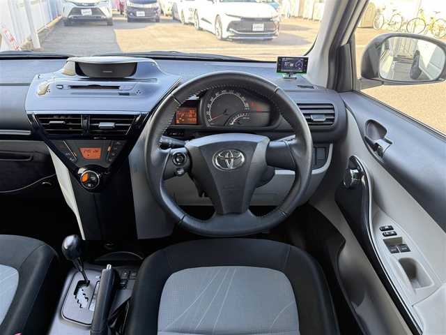 トヨタ ｉＱ 100G 愛知県 2012(平24)年 4.5万km ホワイトパールクリスタルシャイン /純正オーディオ//AM/FM/CD/AUX//ETC//オートヘッドライト//レーダー探知機//ドライブレコーダー//純正リムーバブルシェルフ//オートリトラクタブルウィンカーミラー//リバース連動ドアミラー//ステアリングスイッチ//エコモード//ISOFIX//取扱説明書//保証書//スペアキー