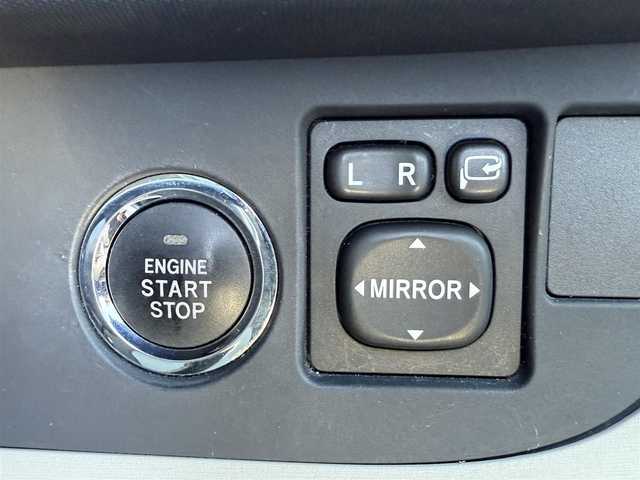 トヨタ ｉＱ 100G 愛知県 2012(平24)年 4.5万km ホワイトパールクリスタルシャイン /純正オーディオ//AM/FM/CD/AUX//ETC//オートヘッドライト//レーダー探知機//ドライブレコーダー//純正リムーバブルシェルフ//オートリトラクタブルウィンカーミラー//リバース連動ドアミラー//ステアリングスイッチ//エコモード//ISOFIX//取扱説明書//保証書//スペアキー