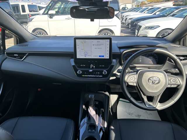 トヨタ カローラツーリング ハイブリッド ダブルバイビー 大阪府 2023(令5)年 1.1万km アティチュードブラックマイカ ワンオーナー/ブラインドスポットモニター/純正10.5型ナビ(BT/USB/フルセグ)/バックカメラ/衝突被害軽減システム/レーンキープアシスト/コーナーセンサー/アダクティブクルーズコントロール/オートライト/オートマチックハイビーム/純正アルミホイール/社外フロアマット/ハーフレザー/ビルトインETC/スマートキー/LEDヘッドライト