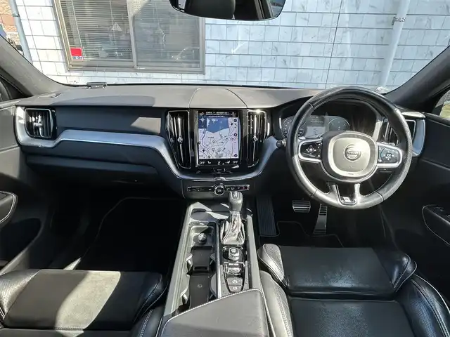 ボルボ ＸＣ６０ D4 AWD Rデザイン 福岡県 2018(平30)年 11万km 青 4WD/純正12.3インチメモリナビ/　(AM/FM/CD/USB/Bluetooth/iPod/フルセグTV)/バック/フロント/サイドカメラ/アラウンドビューカメラ/ボルボインテリセーフ/・横滑り防止装置/・車線逸脱回避支援機能/・パーキングアシスト/・クロストラフィックアラート/・ブラインドスポットモニター/・アクティブベンディングライト/・オートライト/・ロードサインインフォメーション/・自動駐車/・衝突回避アシスト/ルーフレール/純正19インチアルミホイール/パワーバックドア/黒ハーフレザーシート/パワーシート（運転席/助手席）/クルーズコントロール/パドルシフト/クリアランスソナー/コナーセンサー/オートハイビームライト/COMTECドライブレコーダー【ZDR-015】/ビルトインETC/シートヒーター/グローブボックスクーラー/電格ミラー/ドアバイザー/ISOFIX/12V電源ソケット/スペアキー×1/保証書/取扱説明書